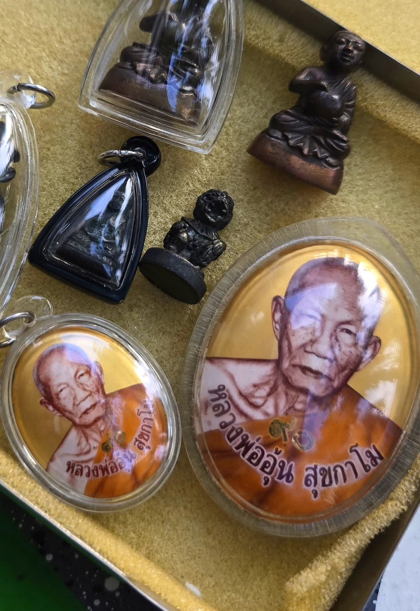 #1ใน99อัน ล็อกเก็ต90ปี พิมพ์ครึ่งองค์ หลวงพ่ออุ้น วัดตาลกง เพชรบุรี ดับเบิ้ลจัมโบ้ ฉากทอง (ไซส์ใหญ่สุด) ตะกรุดสามกษัตย์ ปี48 สร้างแค่99 อัน มวลสารด้านหลังฝังครบสูตรครบทุกอย่างครับ เส้นเกศา+ผงพุทธคุณ+เล็บ+ผงอิทธิเจ+ว่านและมวลสารอื่นๆอีกมากมาย อันนี่เบอร์ 81 เลขสวยมากครับ